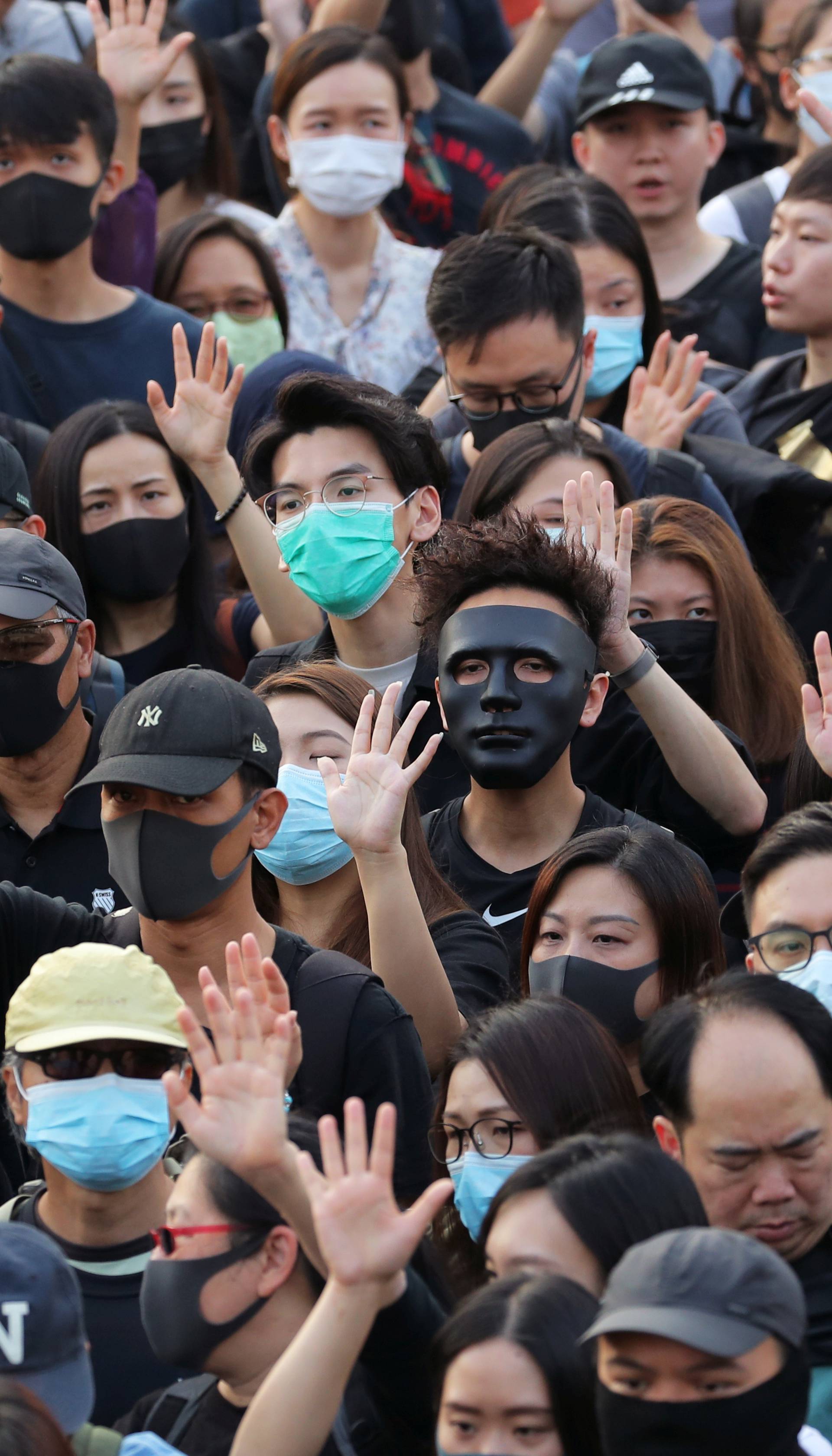 Hong Kong: Policija suzavcem rastjerivala tisuće prosvjednika