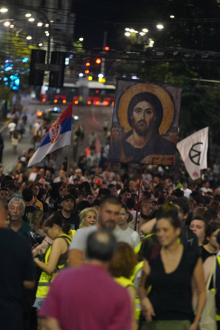 Beograd: Prosvjed pod geslom "Nismo mi vreće za udaranje", nakon sto je policija je sinoć upotrijebila prekomjernu silu nad građanima