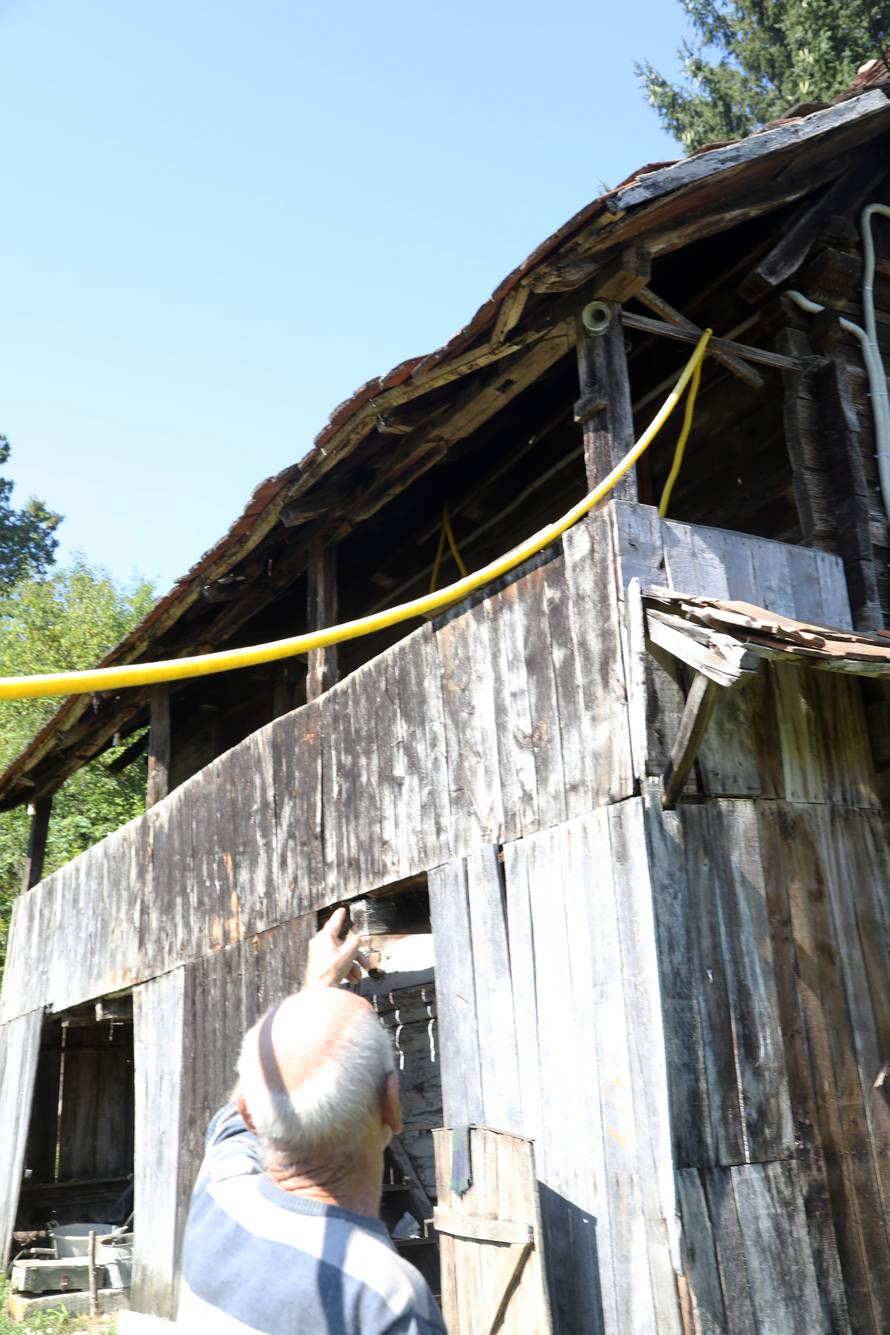 Stanko Samac, jedan od mnogih starijih na Baniji koji si ne mogu priuštiti drva za ogrijev 