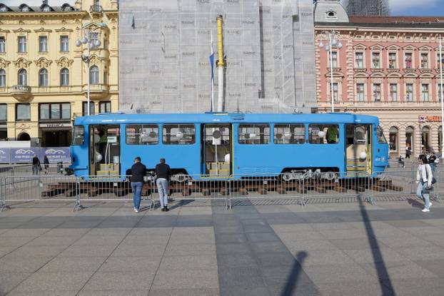Zagreb: Na trgu postavljen stari tramvaj koji će se pretvoriti u svijetleću vremensku kapsulu