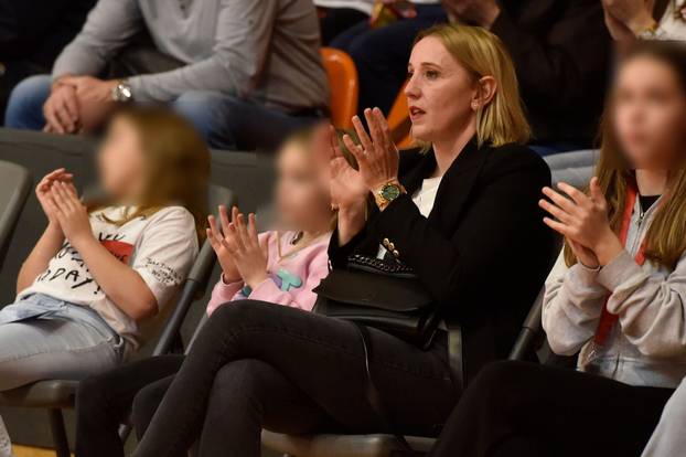 Preslatke scene: Dario Šarić, Antonija Mišura i druge face s djecom na susretu košarkašica