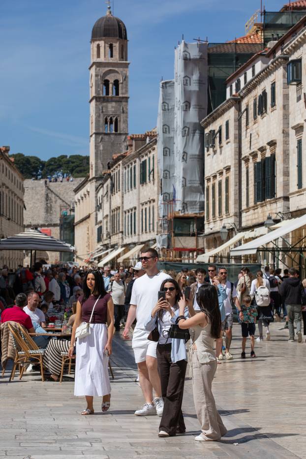 Dubrovnik: Veliki broj turista u razgledavanju grada