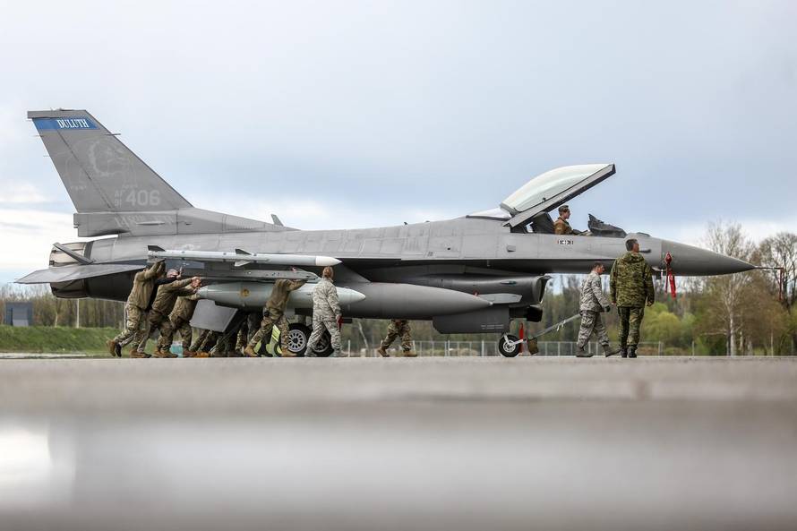 Velika Gorica: AmeriÄki vojni zrakoplovi F-16 sletjeli u vojarnu na Plesu