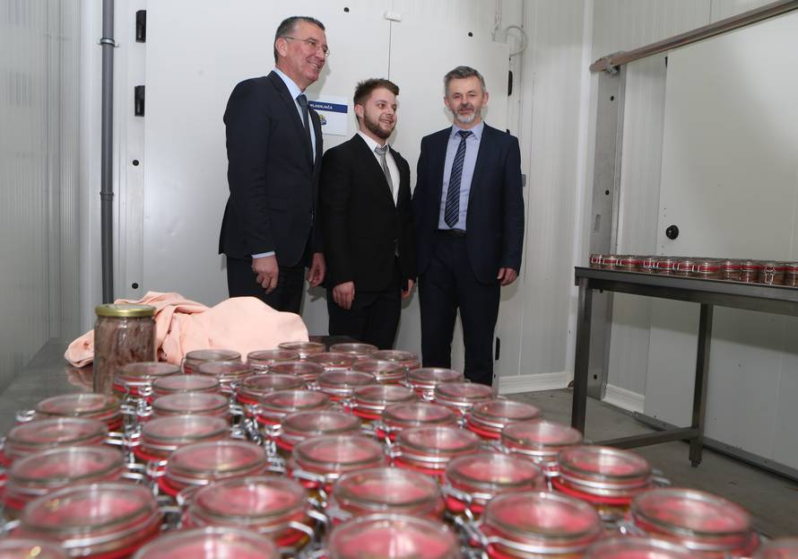 Talijan prerađuje ribu u Muću: "Od jezika teža je birokracija"