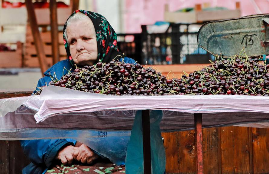 Zagreb: Zamišljeno i tužno lice prodavačice na popularnoj tržnici Britanac