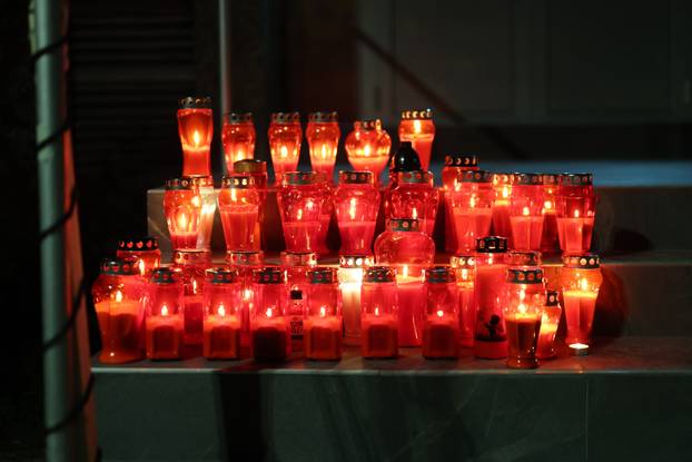 Zagreb: Ljudi pale lampa&scaron;e ispred zgrade u kojoj je &zcaron;ivio Goran Bare