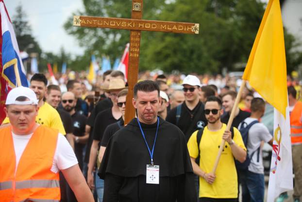 Zagreb: Održana vjerska procesija "Antunovski hod za mlade" u organizaciji Župe svetog Antuna Padovanskog