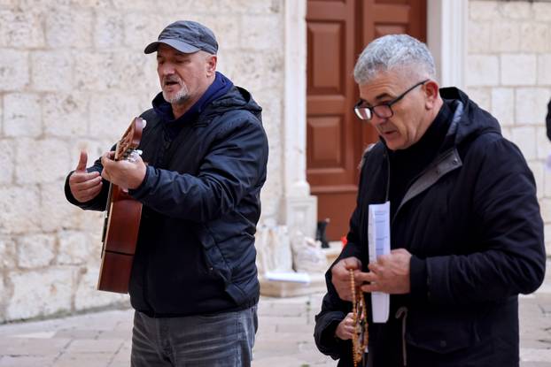 Zadar: Muška molitva ispred katedrale Sv. Stošije