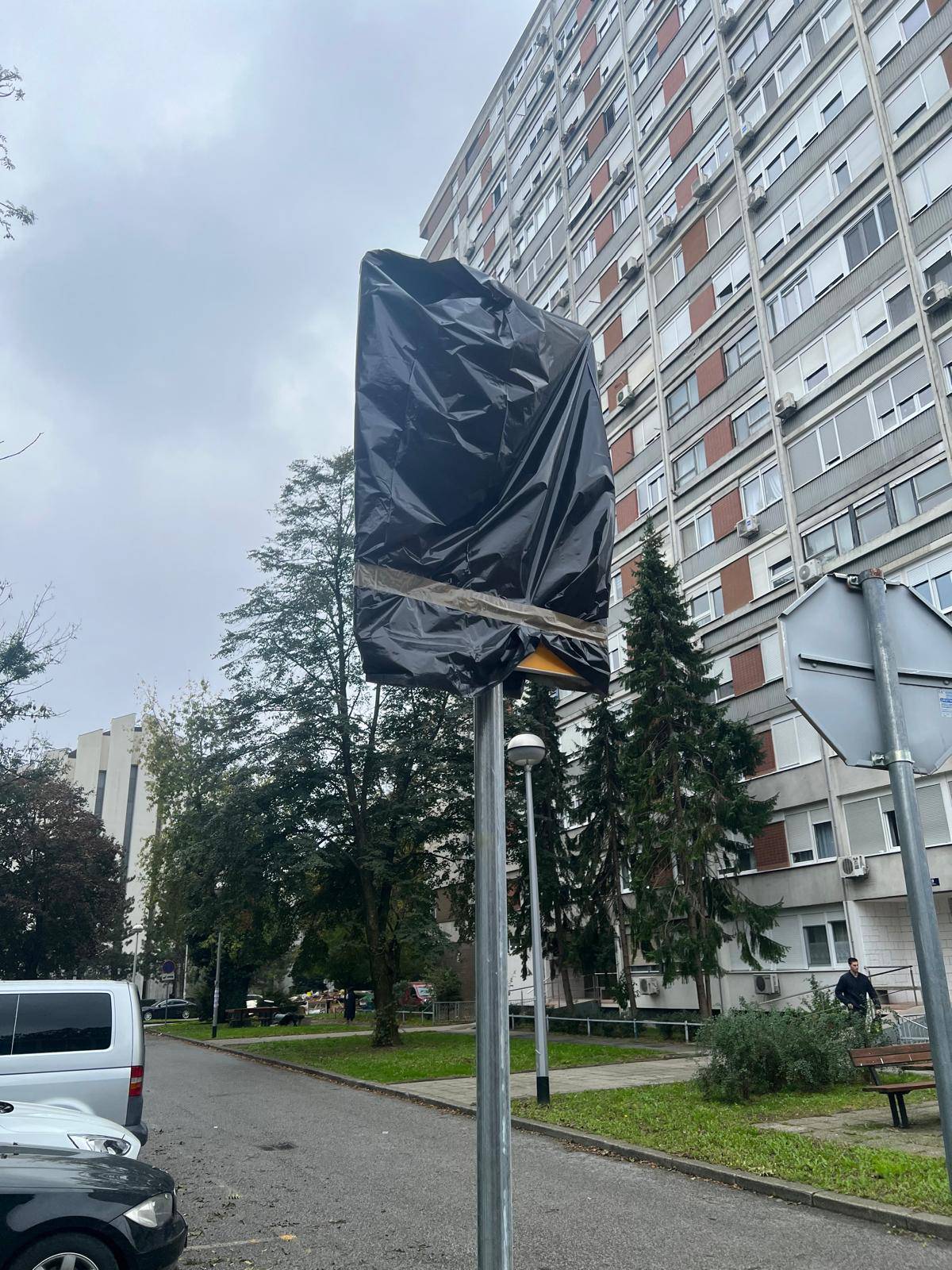 FOTO Građane iznenadile crne vreće preko tabli. Zagreb uvodi blokove i nova pravila parkinga