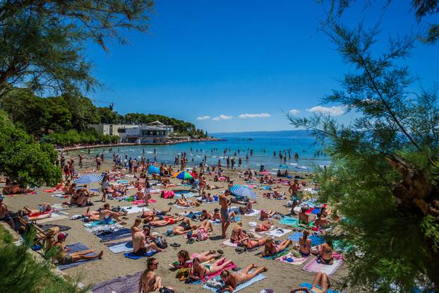 Split: Kupači na plaži Bačvice