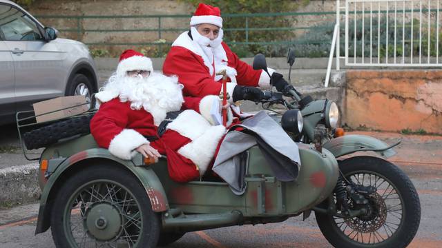 Šibenik: Motoristi obučeni u Djeda Mraza posjetili Centar Šubičevac