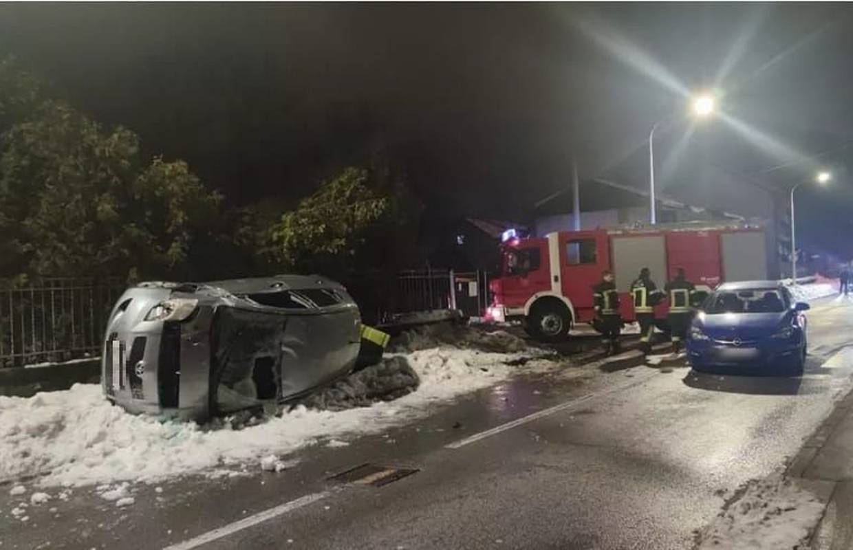 Auto završio na boku nakon sudara u Ogulinu, jedan čovjek ozlijeđen u prometnoj nesreći
