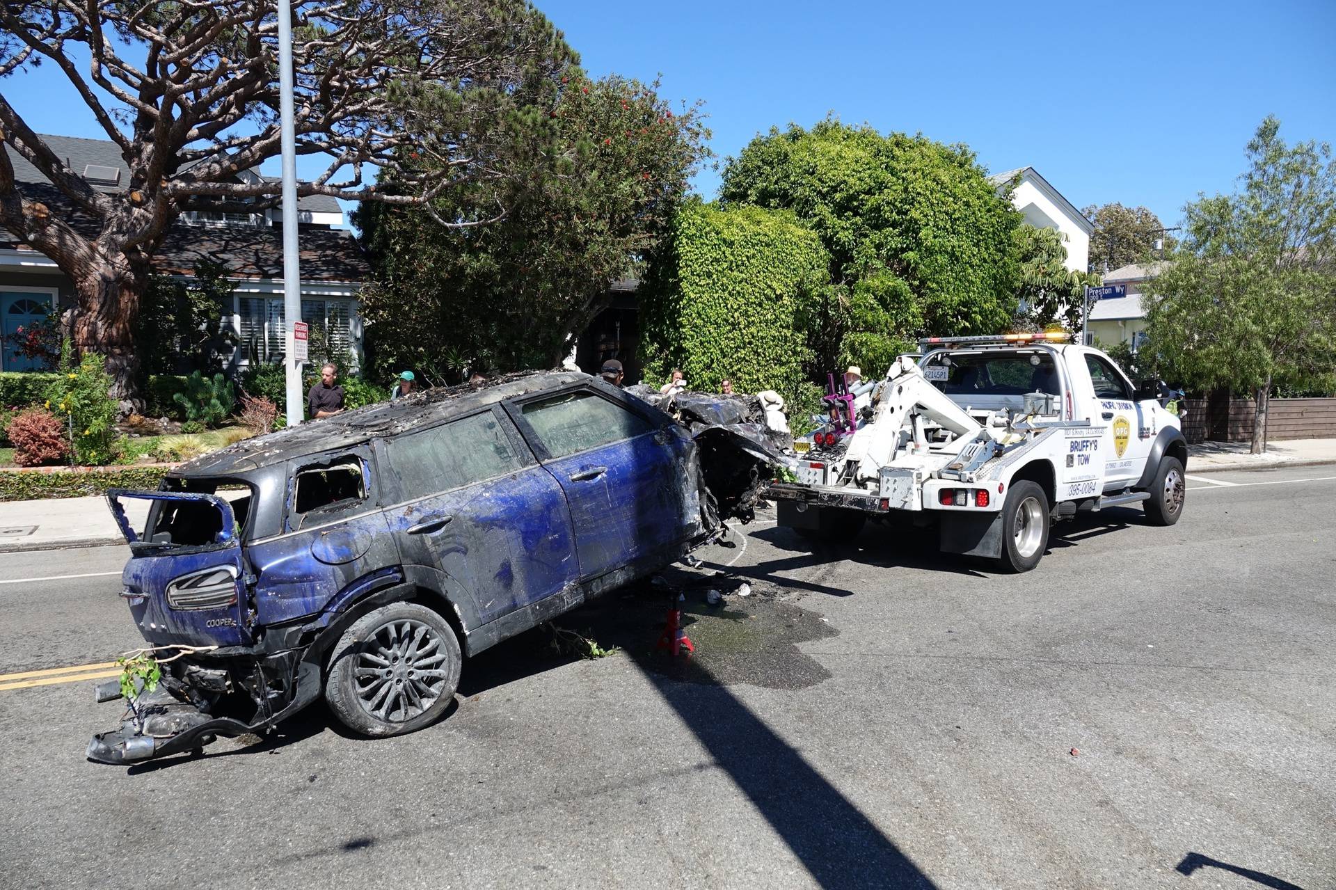 *PREMIUM-EXCLUSIVE* Anne Heche’s car is towed away from where it crashed into a home - ** WEB MUST CALL FOR PRICING **