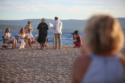 Ljubav je na Bolu: Njemački par vjenčao se na plaži 'Zlatni rat'