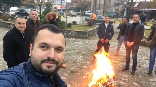 U znak protesta: Na Kosovu pale hranu uvezenu iz Srbije