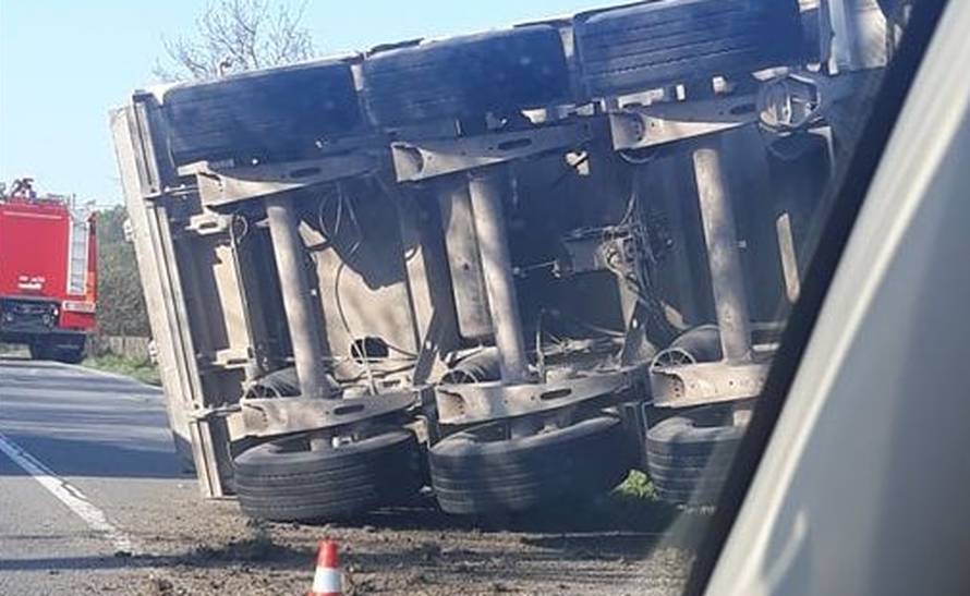 Stravična nesreća kod Petrinje: Vozačica auta se bori za život