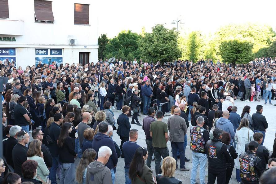 Drniš: Mirno okupljanje,prosvjed i molitva za ubijenog Luku Milovca
