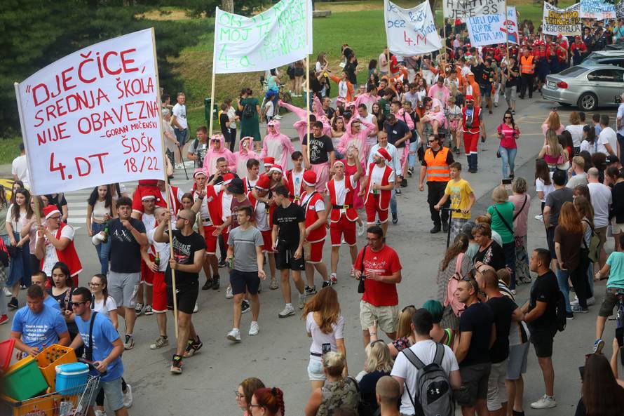 Više od 800 maturanata prošetalo je središtem Karlovca u velikoj povorci
