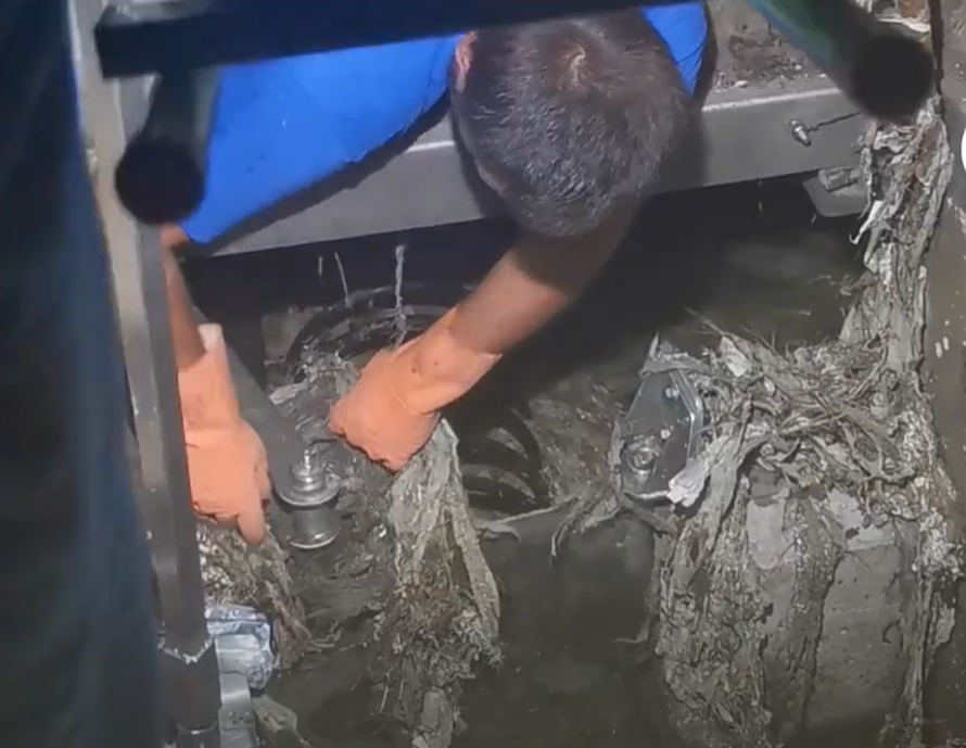 Fekalije na plaži: Ubacili stalak za bicikle u sustav pa izazvali prelijevanje kanalizacije u more