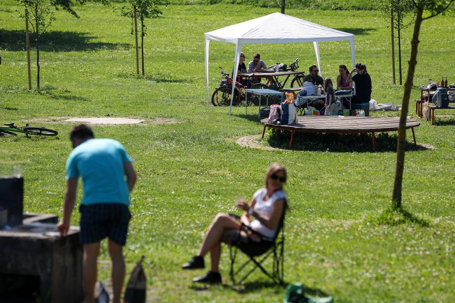 Zagreb: Građani i na Bundeku uz roštilj slave praznik rada 