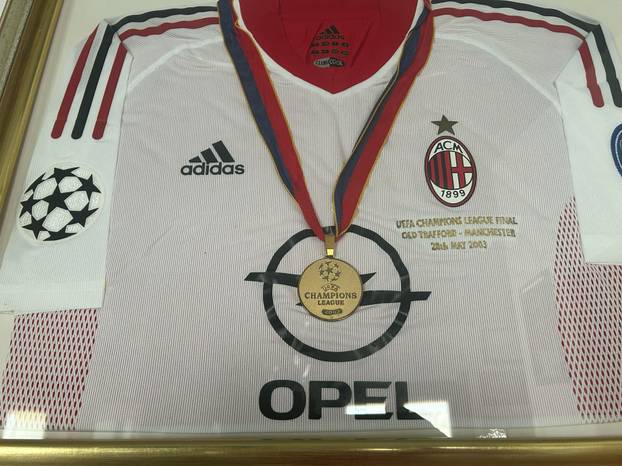 FOTO Bili smo u luksuznoj kući Gattusovih: Dresovi, trofeji i neobičan poklon usred sobe