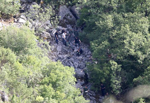 Spasioci u  okolici Pakova Sela pretražuju mjesto nesreće pada helikoptera