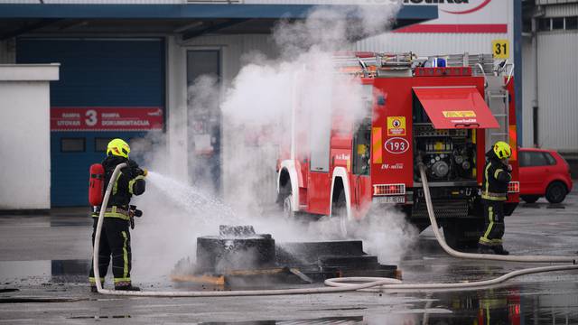 Zagreb: Vatrogasci gase požar uređaja ispred skladišta tvrtke Logistika 360 na Jankomiru