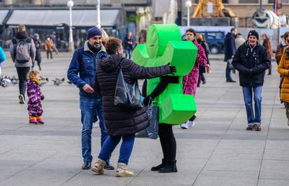 U inat najdepresivnijem danu u godini, jučer se u centru Zagreba dijelila – sreća!