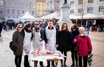 Kolinje: Glumci izveli svinjariju na zagrebačkom Cvjetnom trgu