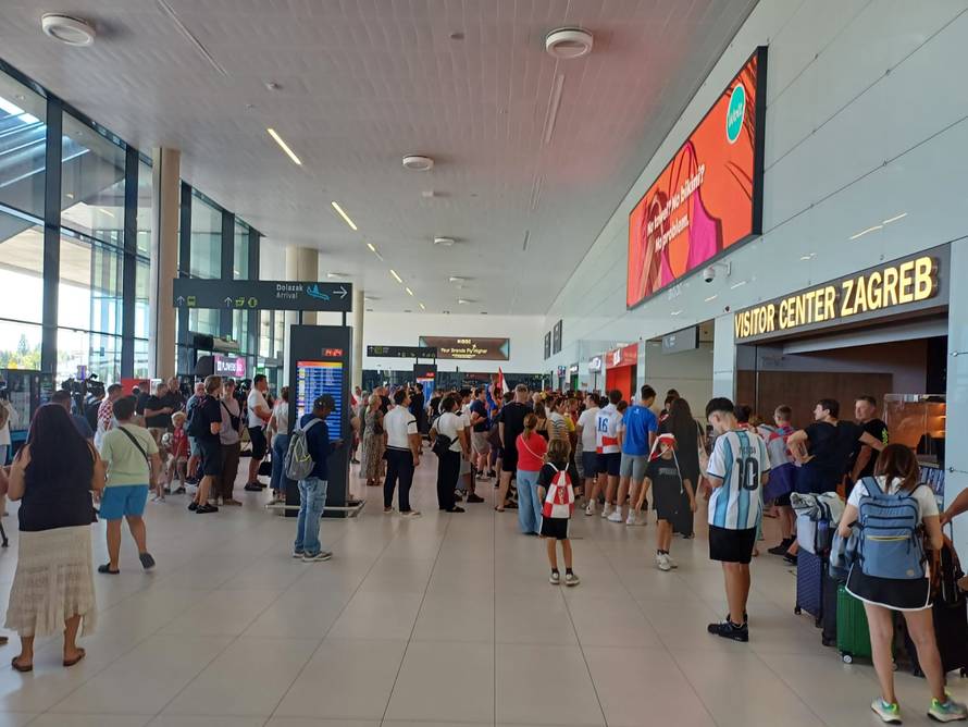 VIDEO 'Vatreni' su se vratili u domovinu! Evo lude atmosfere