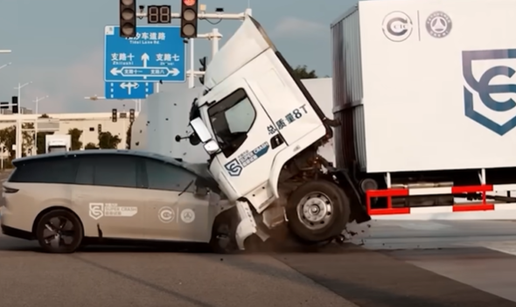 Kinezi šokirali svijet snimkom crash testa. Autu ništa, kamion uništen: 'Ovo je nemoguće'
