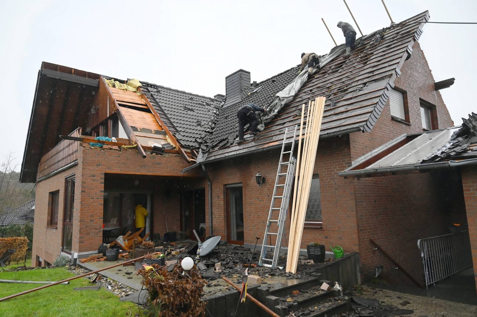 Clearing up work after Tornado in the Eifel region