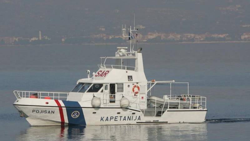 NISU IH OMELI VALOVI NI BURA Rapska Lučka kapetanija prevezla pacijente u Zadar