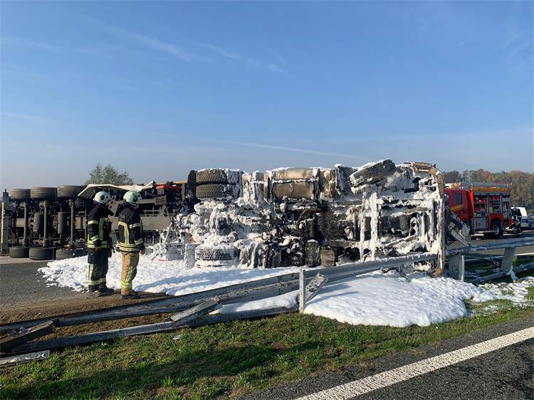 Prevrnuo se kamion na A3 kraj Županje, iz njega curi gorivo, nastala je kilometarska kolona