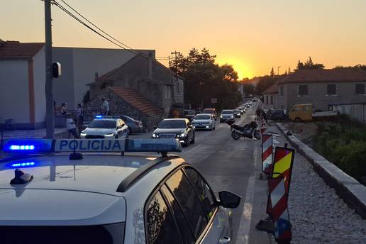 FOTO Dvoje te&scaron;ko ozlije&dstrok;enih u sudaru Mercedesa i motocikla u Zagvozdu: Stvorile su se gu&zcaron;ve