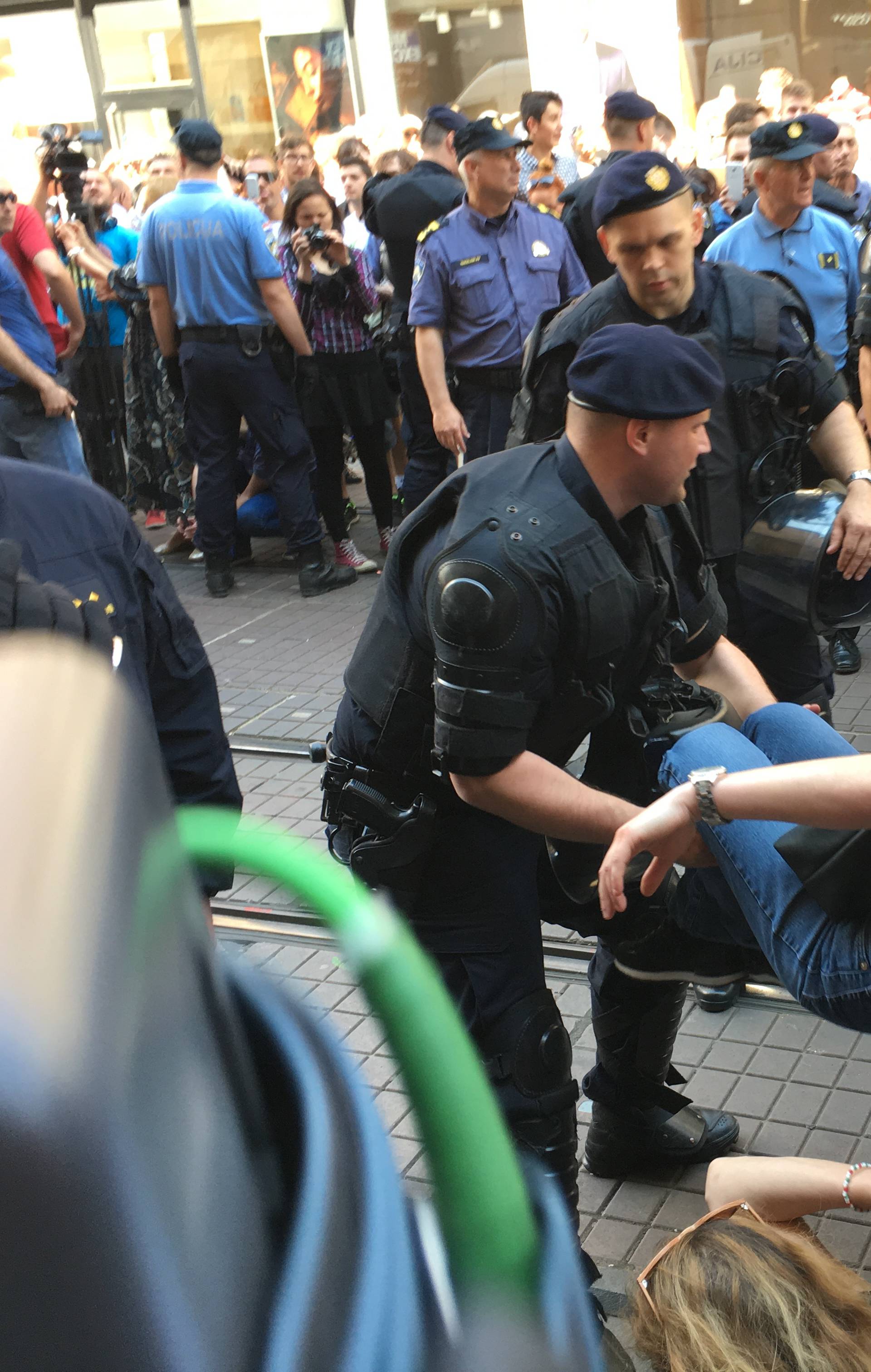 Aktivisti blokirali povorku pa ih policija sve 'potrpala' u maricu