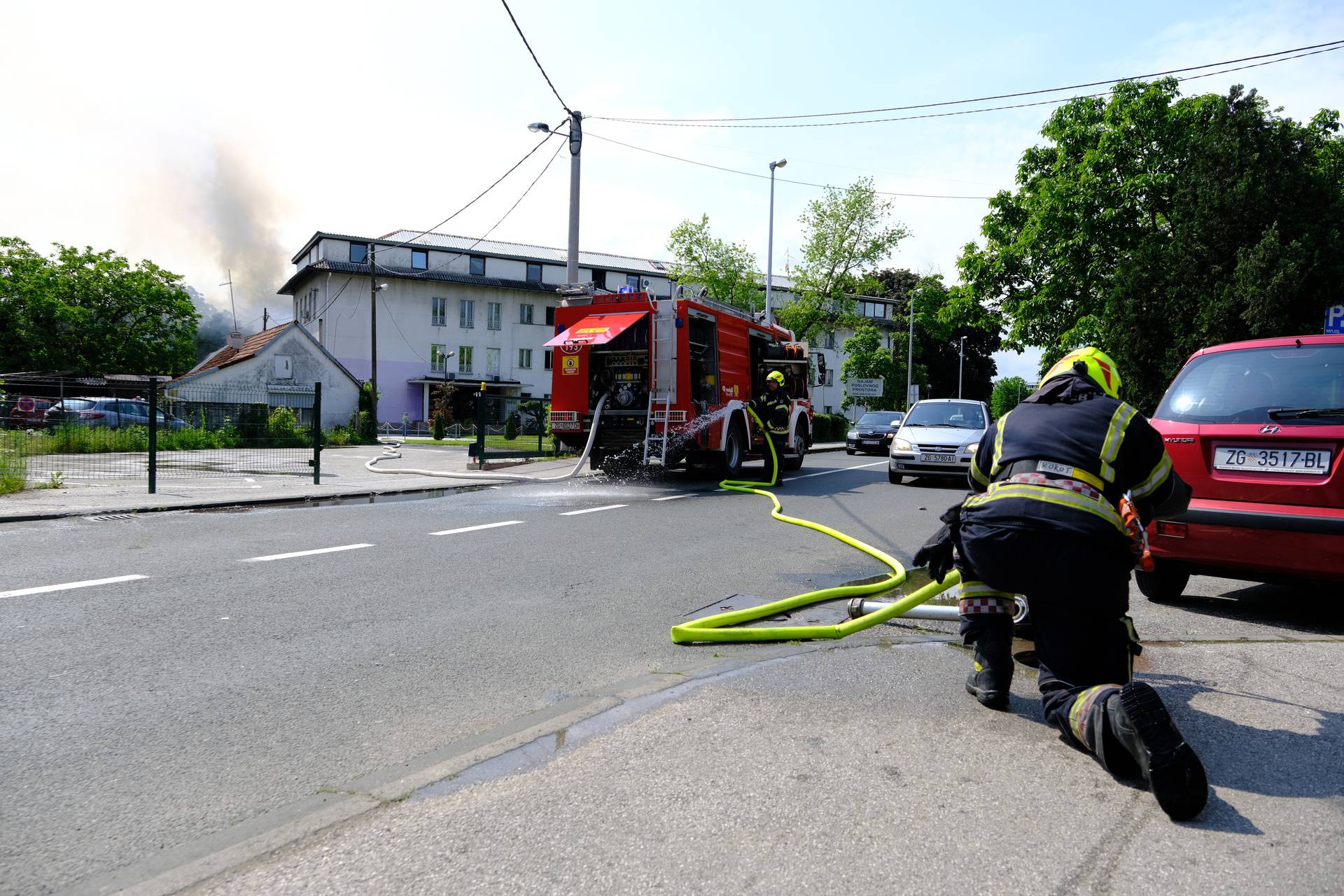 FOTO Velik broj vatrogasaca borio se s buktinjom na Krugama, lokalizirali su požar