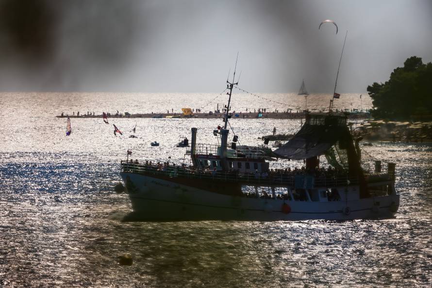 Bol: Pogled sa Dominikanskog Samostana prema Zlatnom Ratu