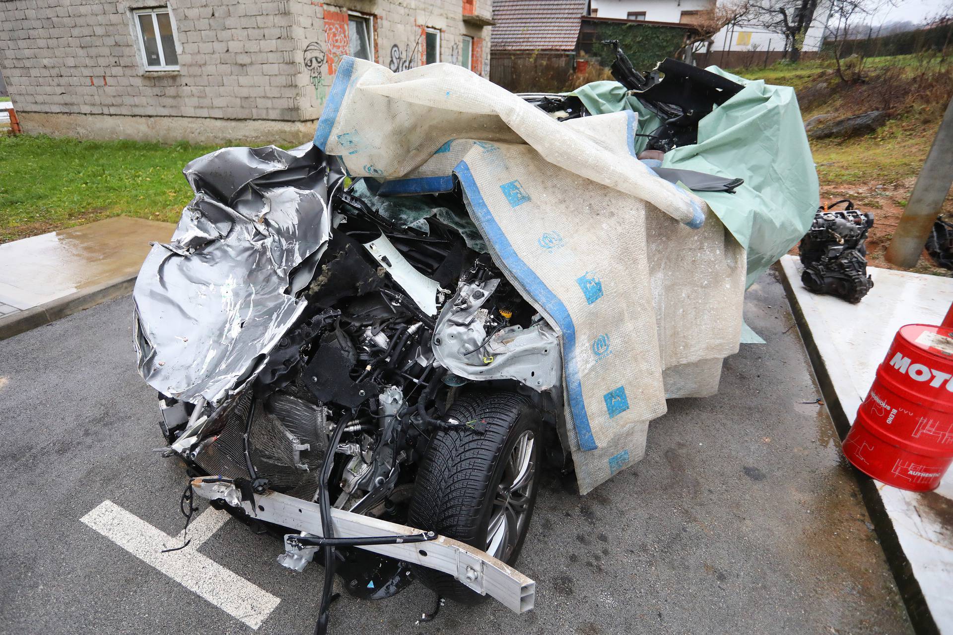 Karlovac: Olupina auta u kojem je poginuo bracni par iz Rijeke