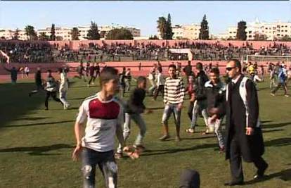 Rano su počeli: Djeca huligani prekinuli utakmicu u Maroku!