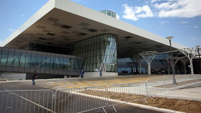 SveÃ¨ano otvoren novi terminal splitske ZraÃ¨ne luke, stigao i PlenkoviÃ¦
