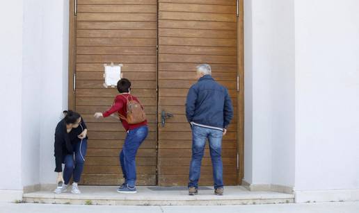 Optužen dvojac koji je novinarki prikliještio ruku u splitskoj crkvi