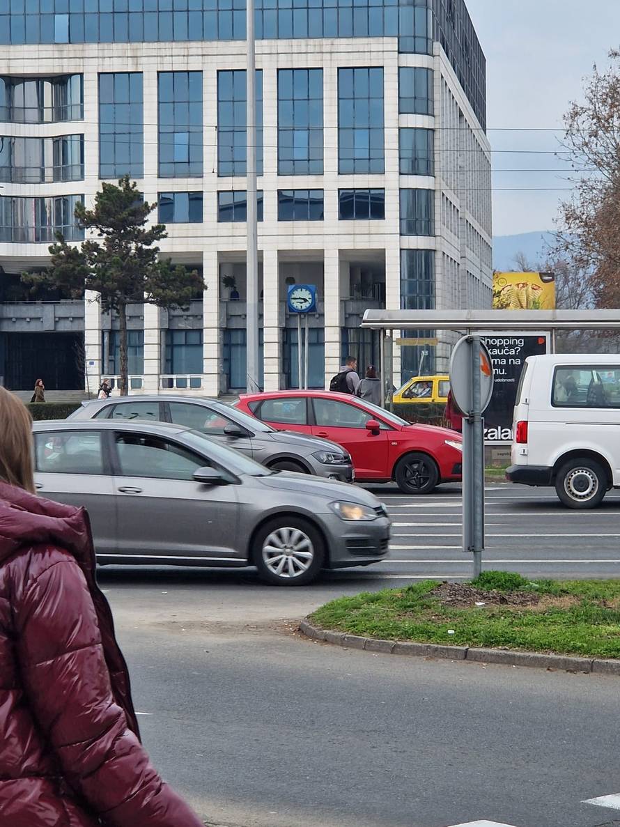 FOTO Kaos kod Avenue Malla: Sudarila se dva automobila, dvoje ljudi prevezeno u bolnicu