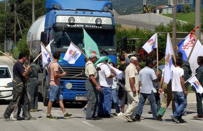 Radnici Konstruktora blokirali magistralu: Traže svoje plaće