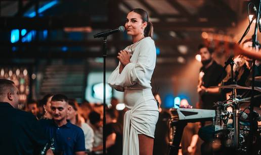 VIDEO D&zcaron;ejla Ramovi&cacute; napunila zagreba&ccaron;ki klub, Cvek zapjevao, a Jozinovi&cacute; sve pratio iz VIP lo&zcaron;e