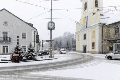 FOTO U Lici pada gusti snijeg, ovako izgledaju ulice u Gospiću