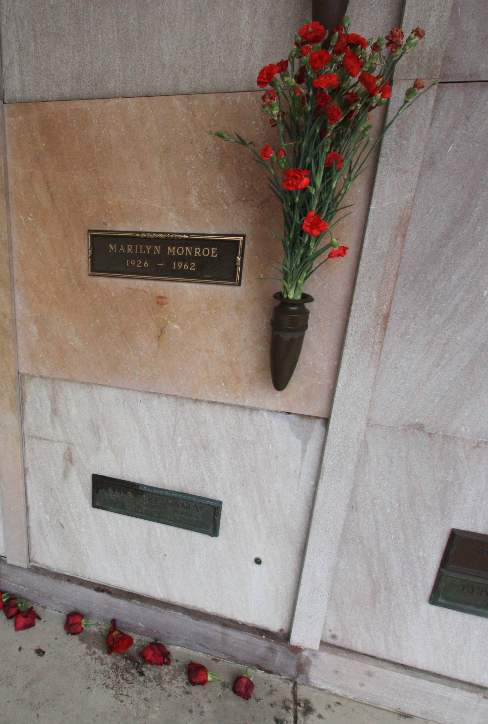 Hugh Hefner has reserved the crypt next to Marilyn Monroe - Los Angeles