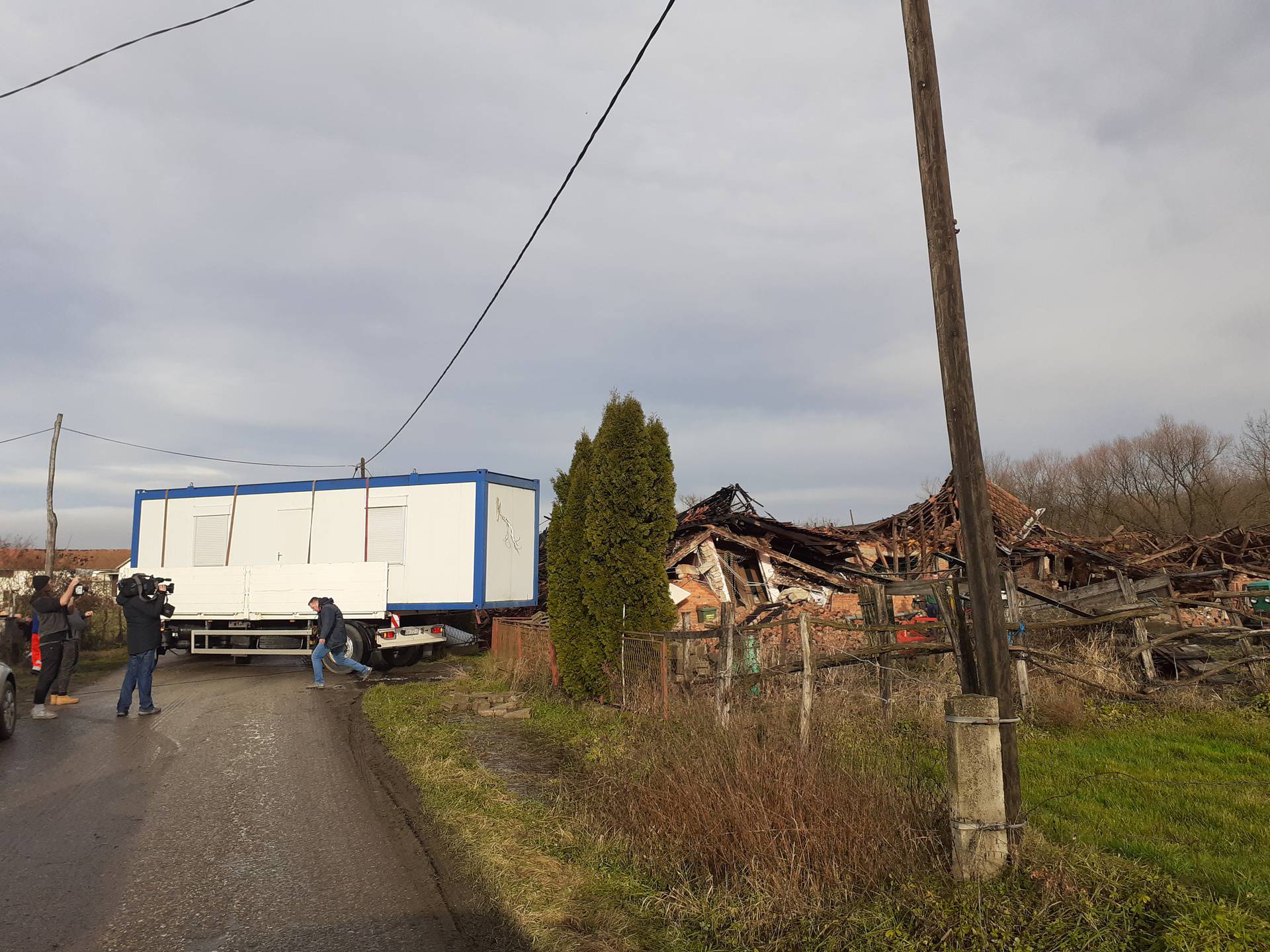 Postavljaju prve kontejnere u Majskim Poljanama, mještani neće morati opet spavati vani