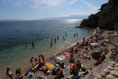 Rijeka: Gradske plaže na Pećinama pune su kupača