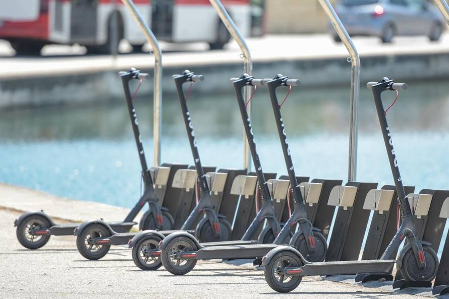 Na nekoliko lokacija u grado mogu se iznajmiti elektriÄni romobili